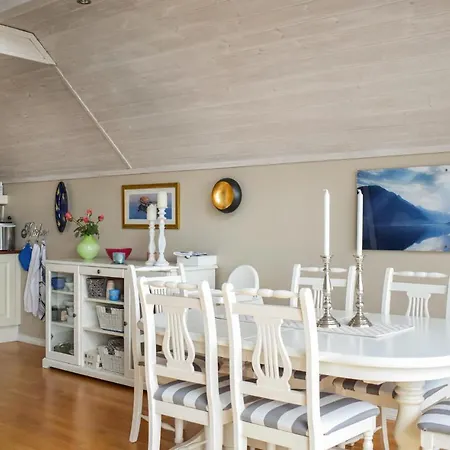 4 Bedroom Gorgeous In Holiday home *
