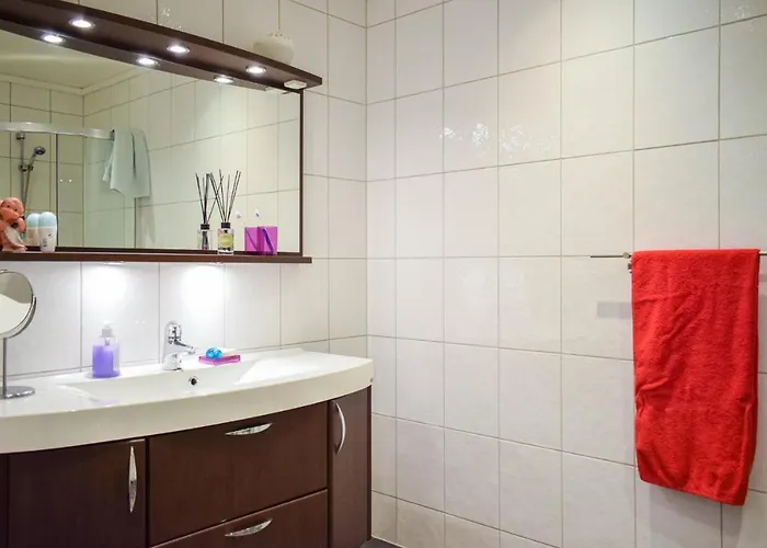 4 Bedroom Gorgeous In Herlø